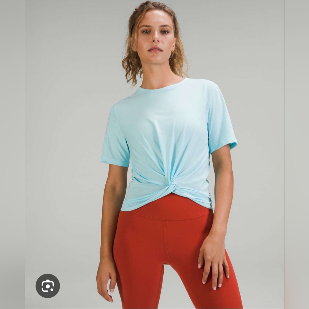 Lululemon Crescent Tshirt Icing Blue Knotted T-Shirt Size 6